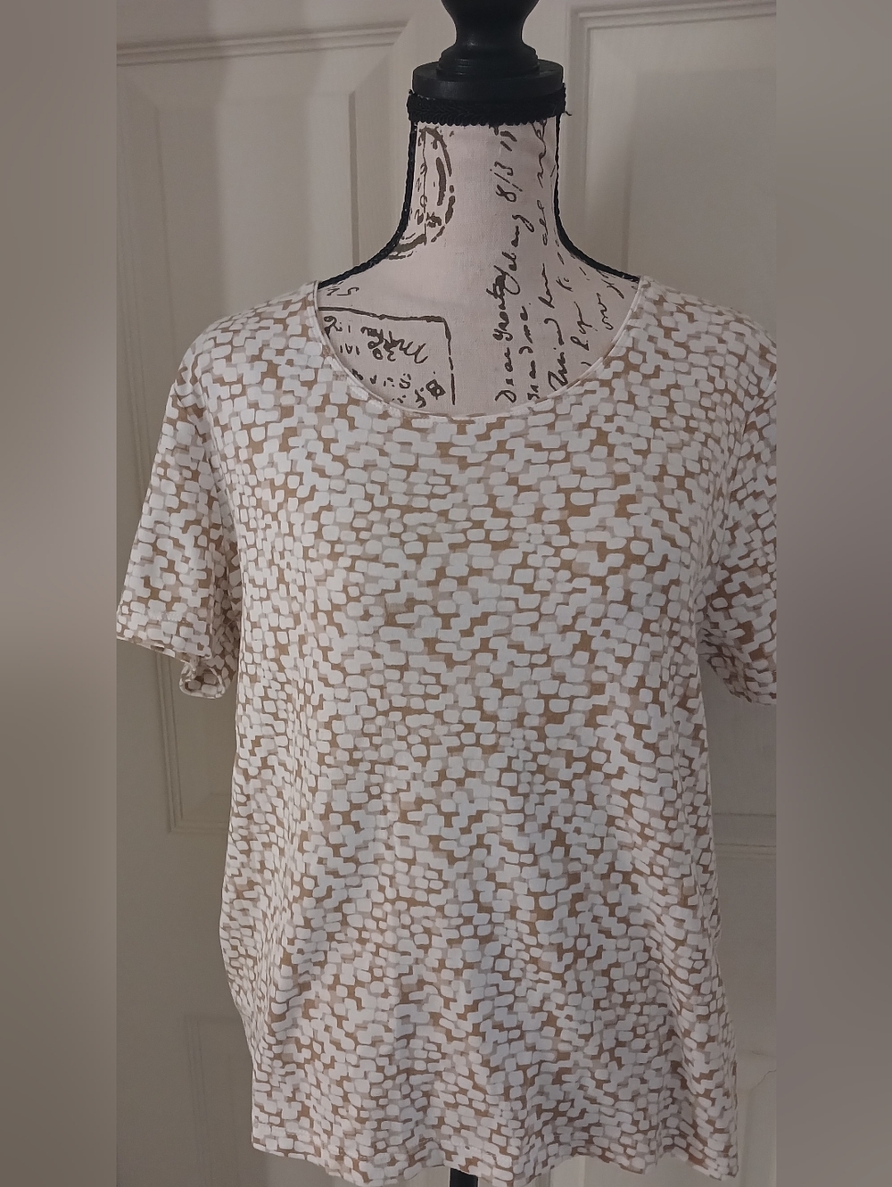5/$25 Rebecca Malone Beige and White Mosaic Short Sleeve Tee
